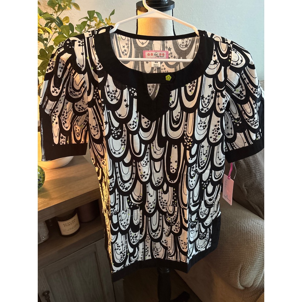 Koi‎ NWT xs black white scrub top